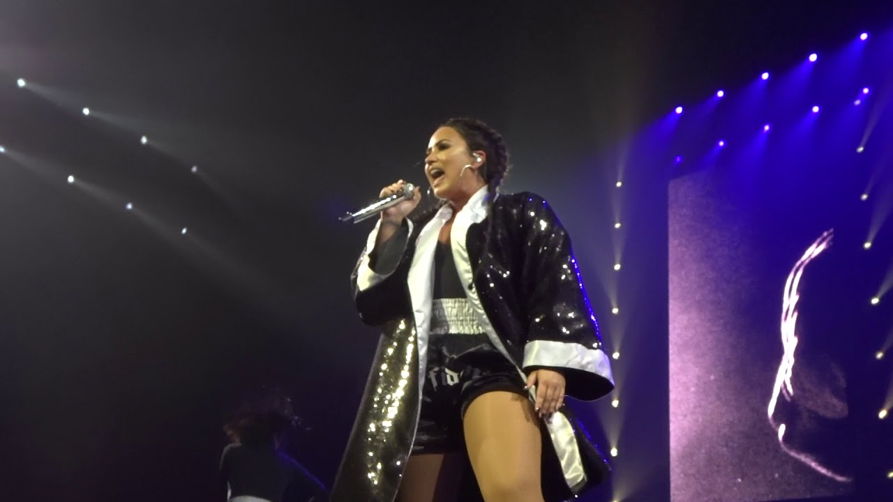 CONFIDENT - DEMI LOVATO  (AMSTERDAM AFAS LIVE)