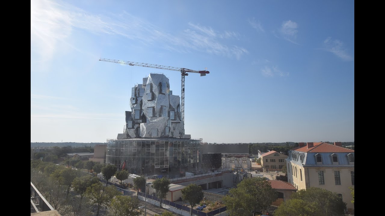 Chantier de La Tour LUMA Arles – Pose d’un des panneaux de la façade (2018)
