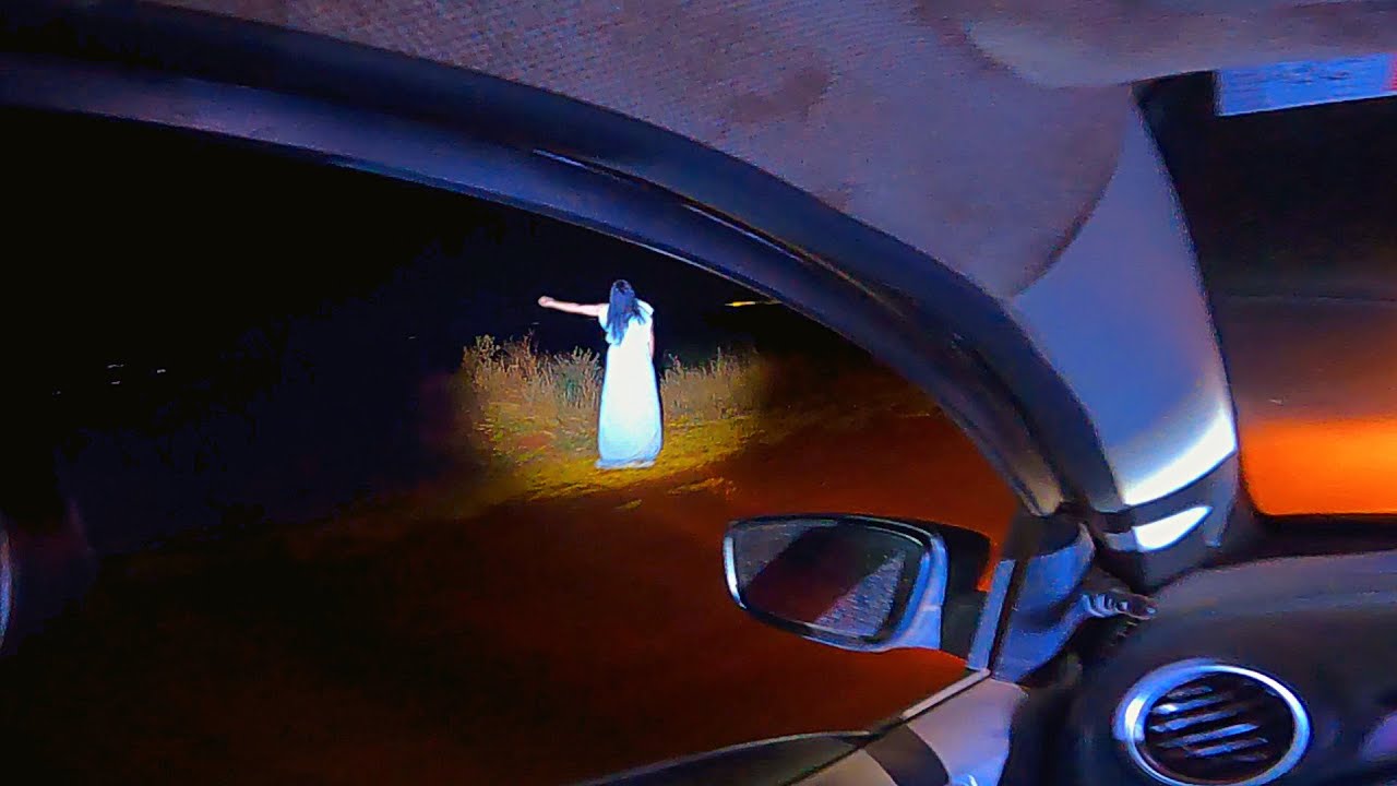 MULHER PEDE AJUDA NA ESTRADA DESERTA