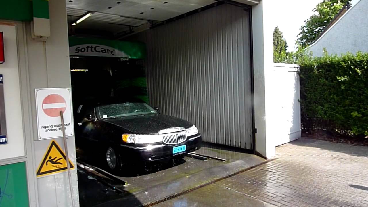 Stretch-Limousine in a too-small-carwash