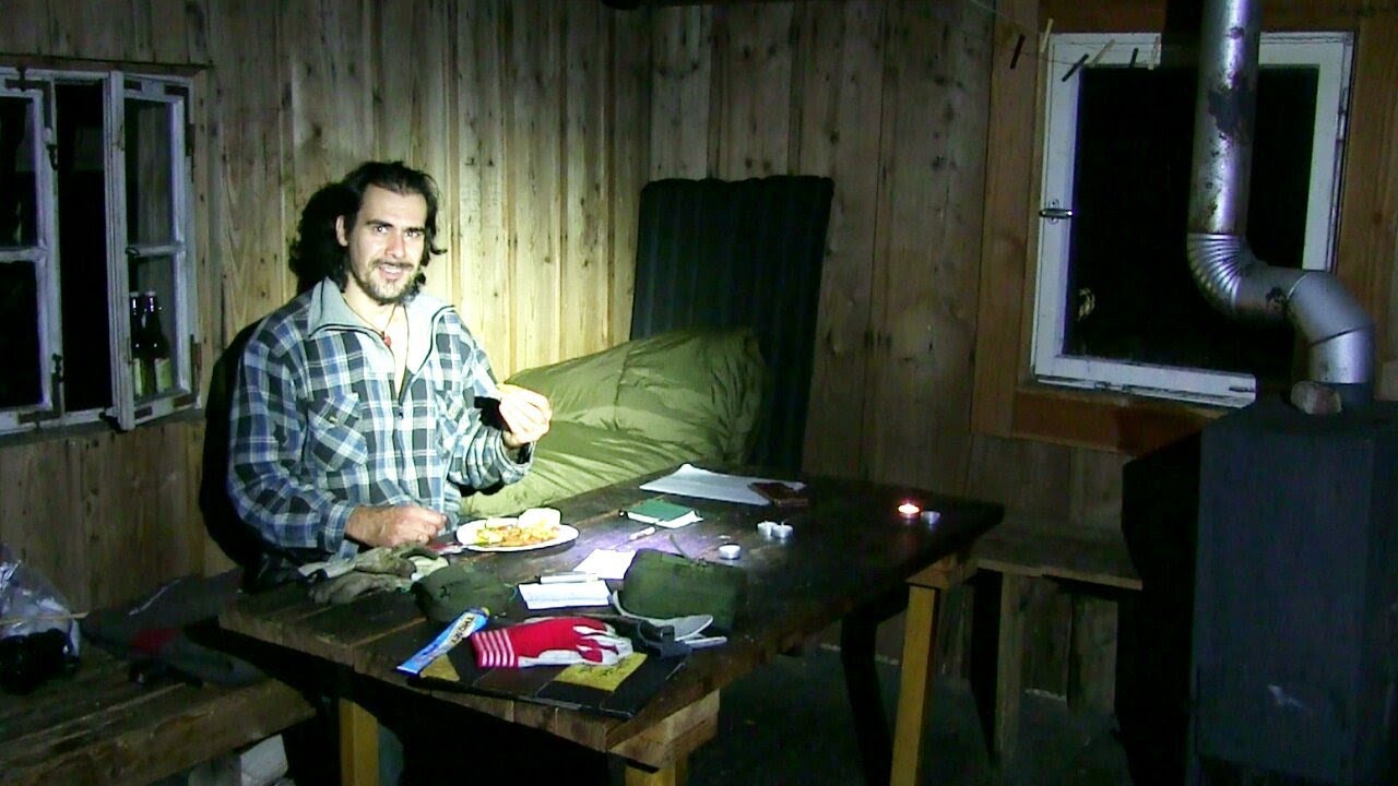 Deftiges Holzfäller Essen und ein gemütlicher Abend in der Schwarzwald Hütte