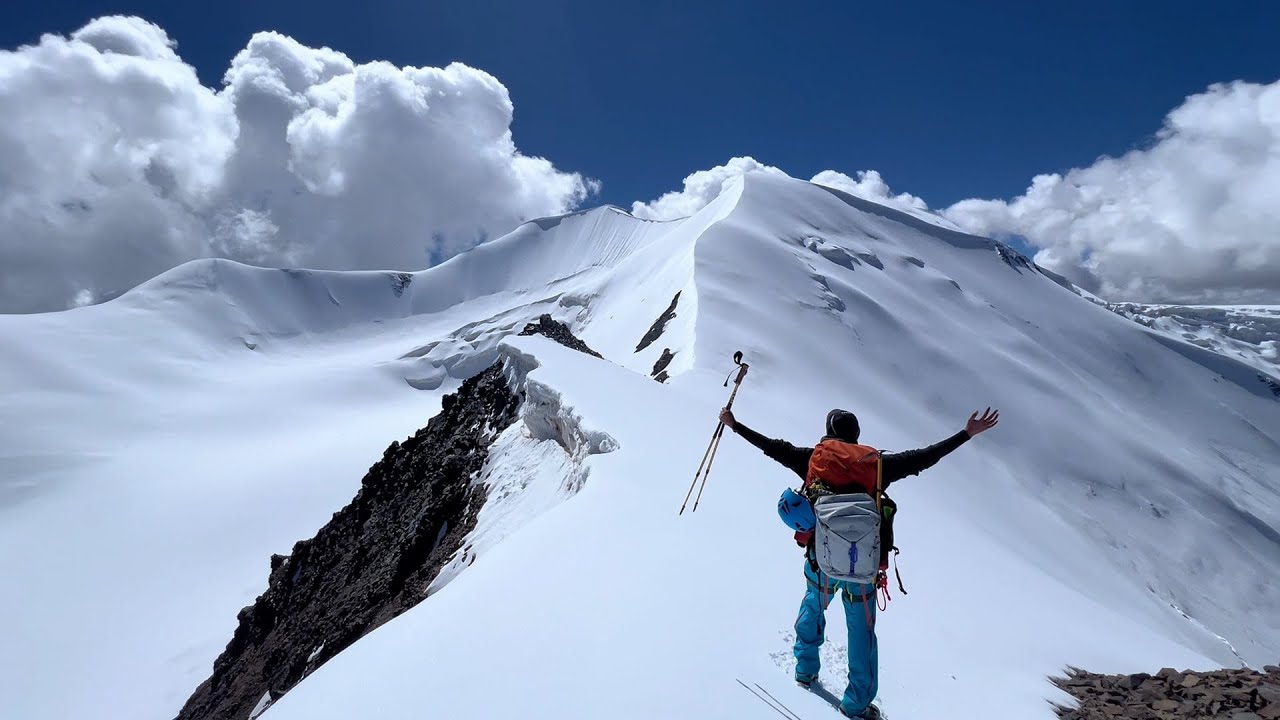 自主攀峰玉珠峰，6千米级雪山，没有背夫和向导，困难重重，北坡穿越南坡，山脊暴露感非常强烈，两名队友下撤，三名队友掉进冰洞，险象环生，还能否登顶成功
