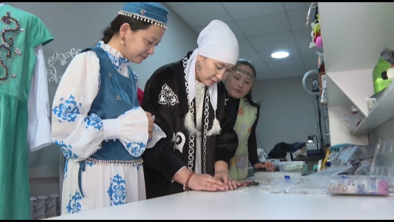 Ұлттық киім тіккен көпбалалы ана көпшілікті таңғалдырды