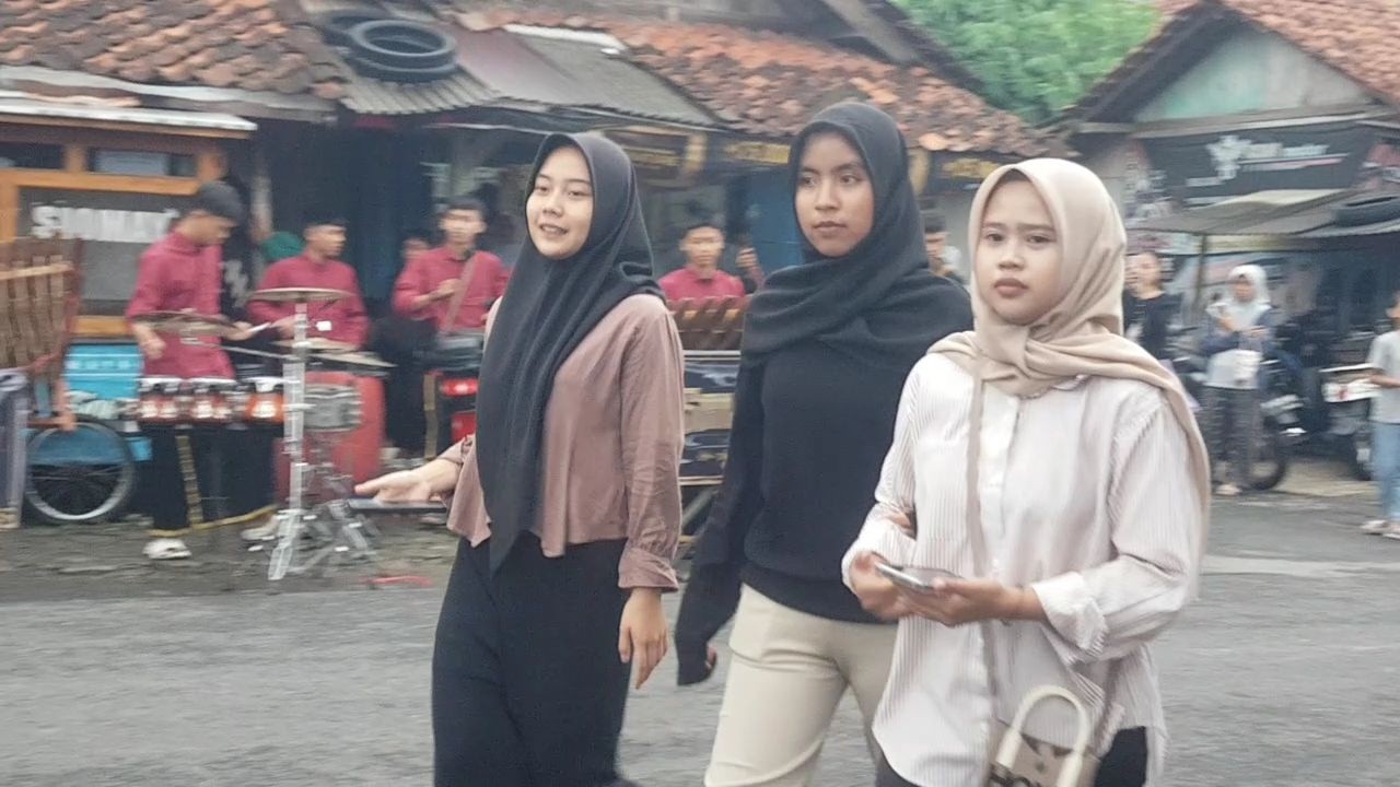 H 25.. Ngabuburit Grup kenthongan hibur warga...+ Bagi takjil gratis