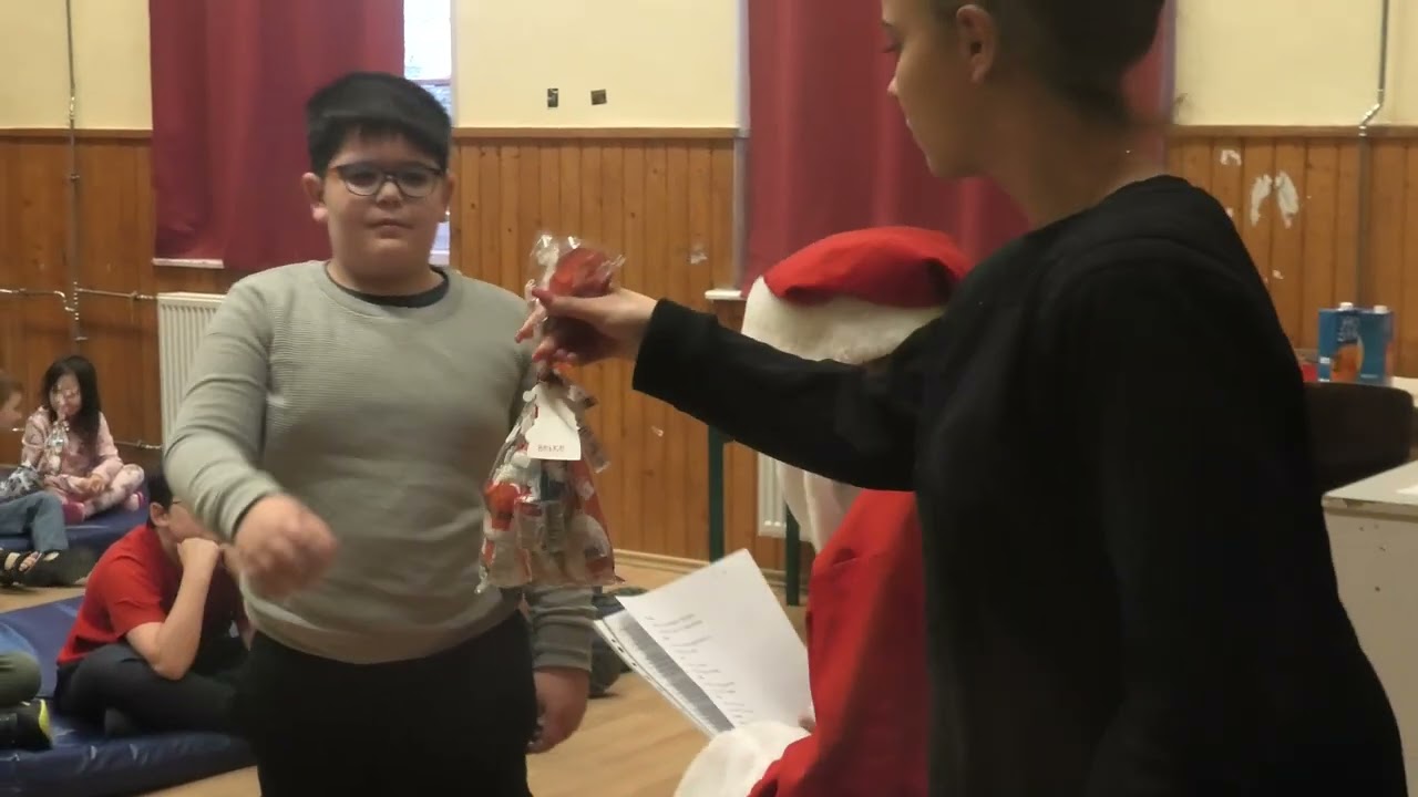 2025.12.05. Mikulás a Hungáriában, az 1.a és az 5. osztályban