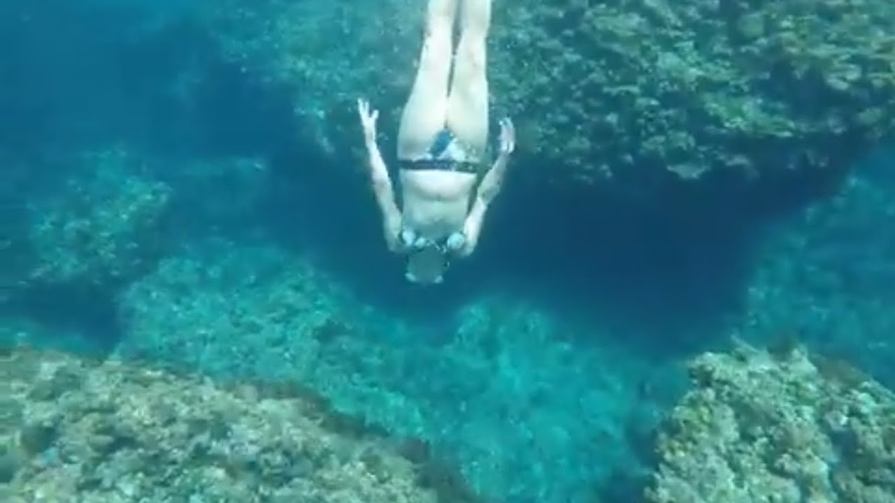 Underwater woman freediving no fins M004