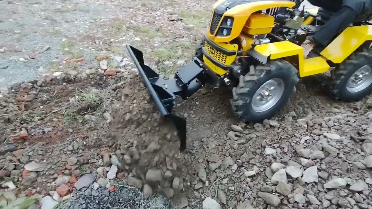 Tauros ZX18 4x4  - předn&iacute; radlice v akci