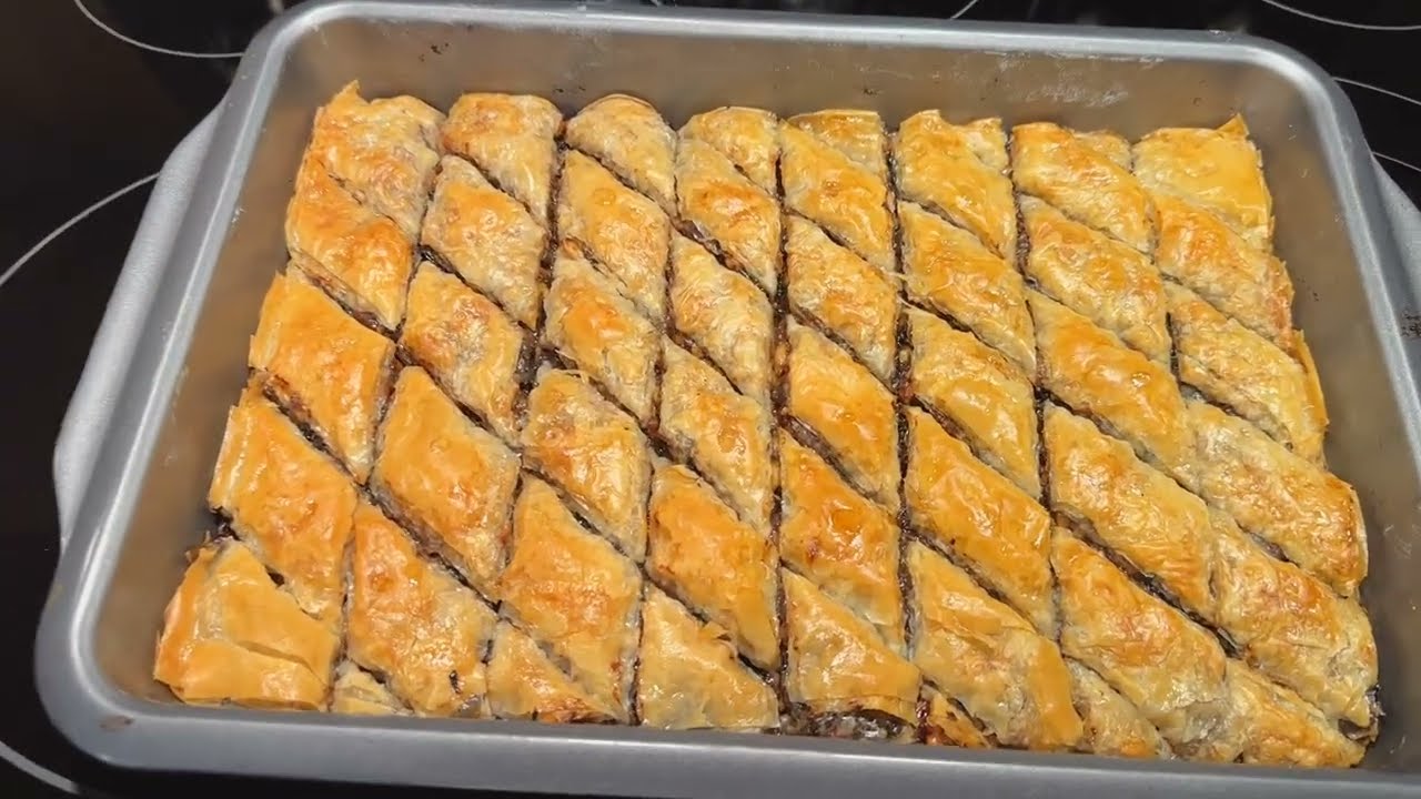 Простые шаги для приготовления вкусной пахлавы с сушеными черносливом и грецкими орехами (на англ...