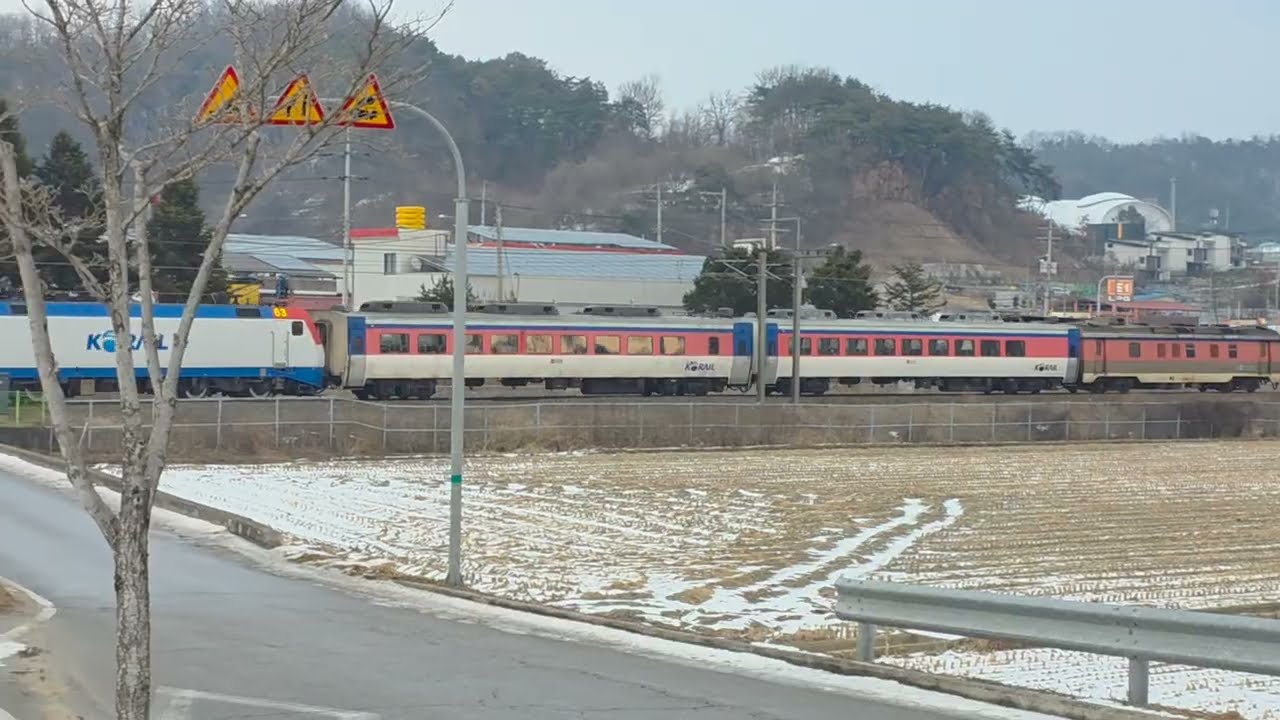 영동선 백두대간협곡열차 V-train과 무궁화호