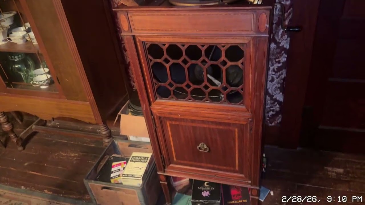 Playing a record from 1919 