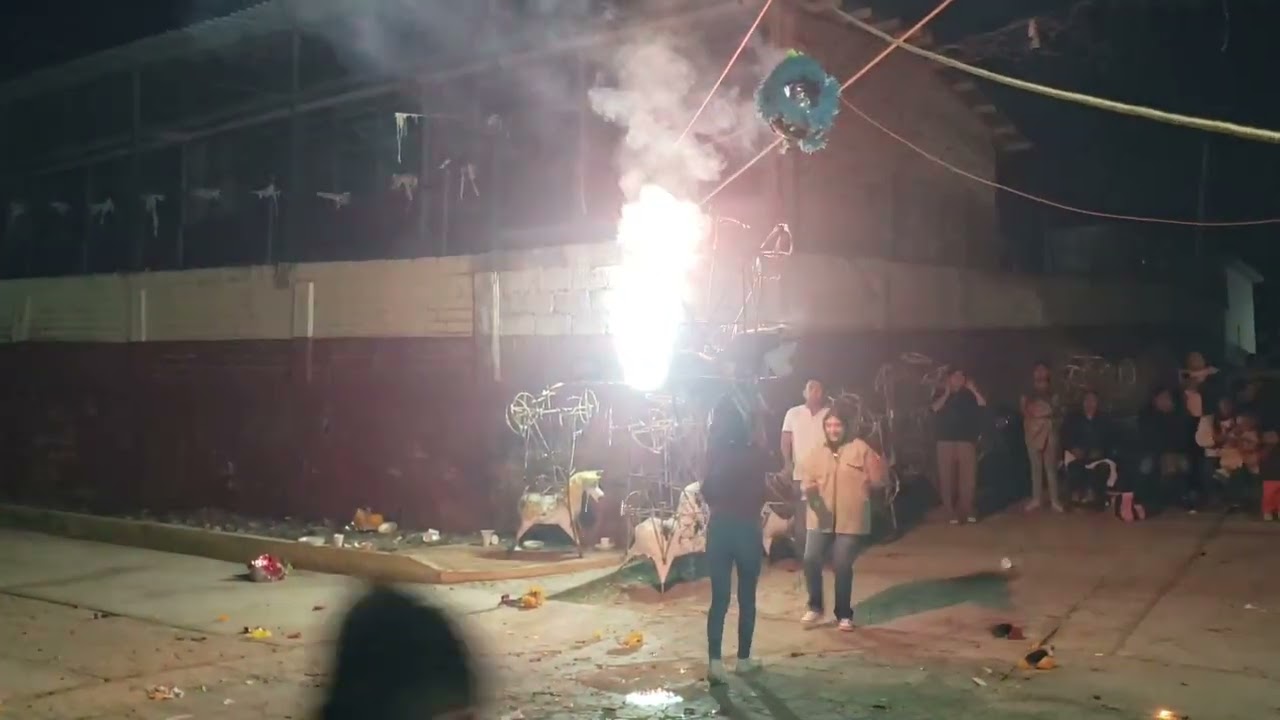 Quema de fuegos artificiales 12 de diciembre festejando a la virgen de GUADALUPE 2025 SJI.