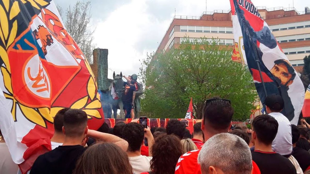 La RSD Alcalá celebró su fiesta del ascenso en la fuente de Aguadores