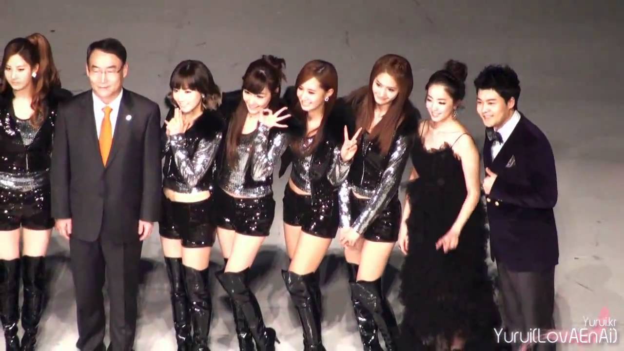 [Fancam] SNSD ::101230 2010 KBS Music Festival - photo time [Yuri]