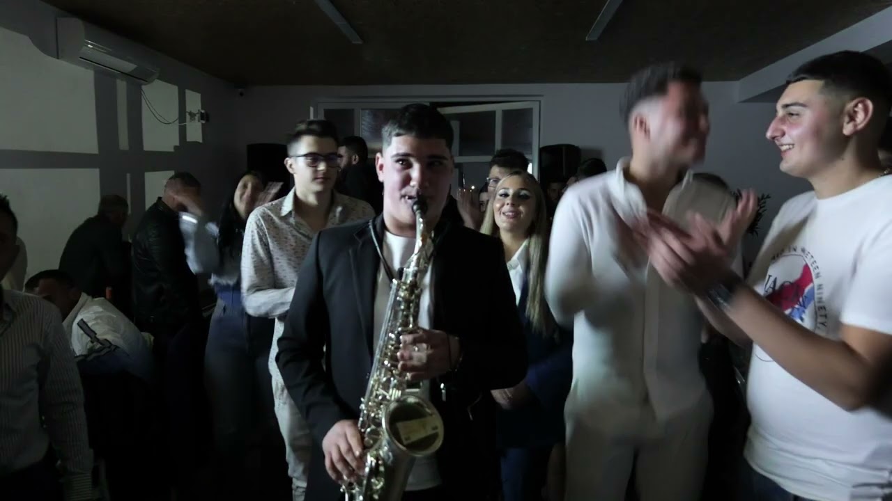 Dary Naidin colaj pop