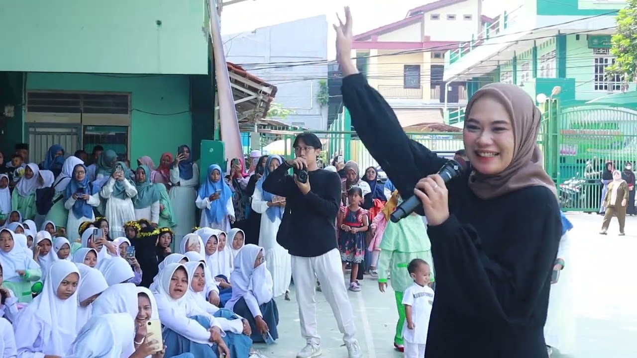 Penampilan Anisa Rahman pada acara Milad 50th YPI Miftahul Amal