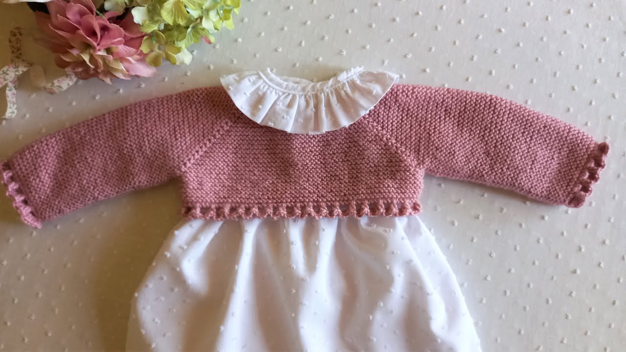 Jersey para faldon de bebé primera puesta. Patrón paso a paso. Dos agujas Una oveja en las nubes