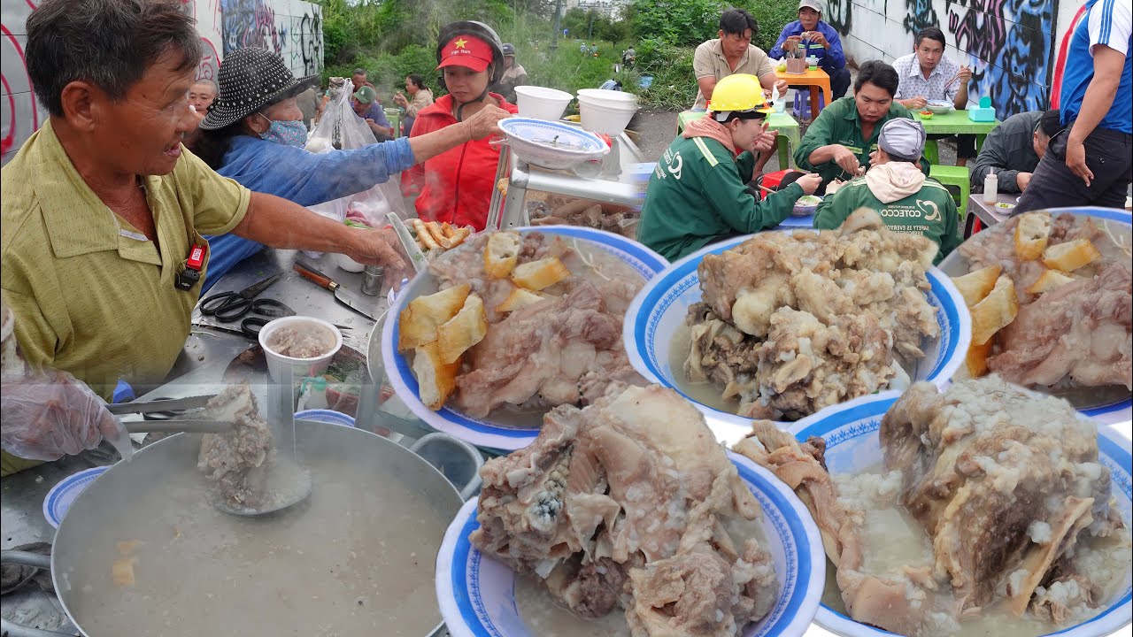 Đây mới chính là xe cháo xương cứ dọn hàng là khách tứ xứ kéo đến ăn đông nghẹt nhìn tô cháo mê