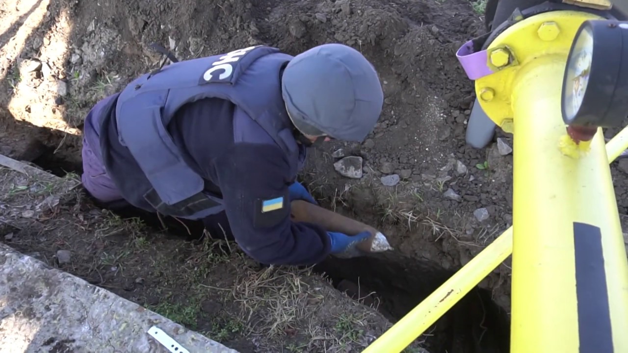 Дніпро: на території міжнародного аеропорту піротехніки вилучили боєприпаси часів війни