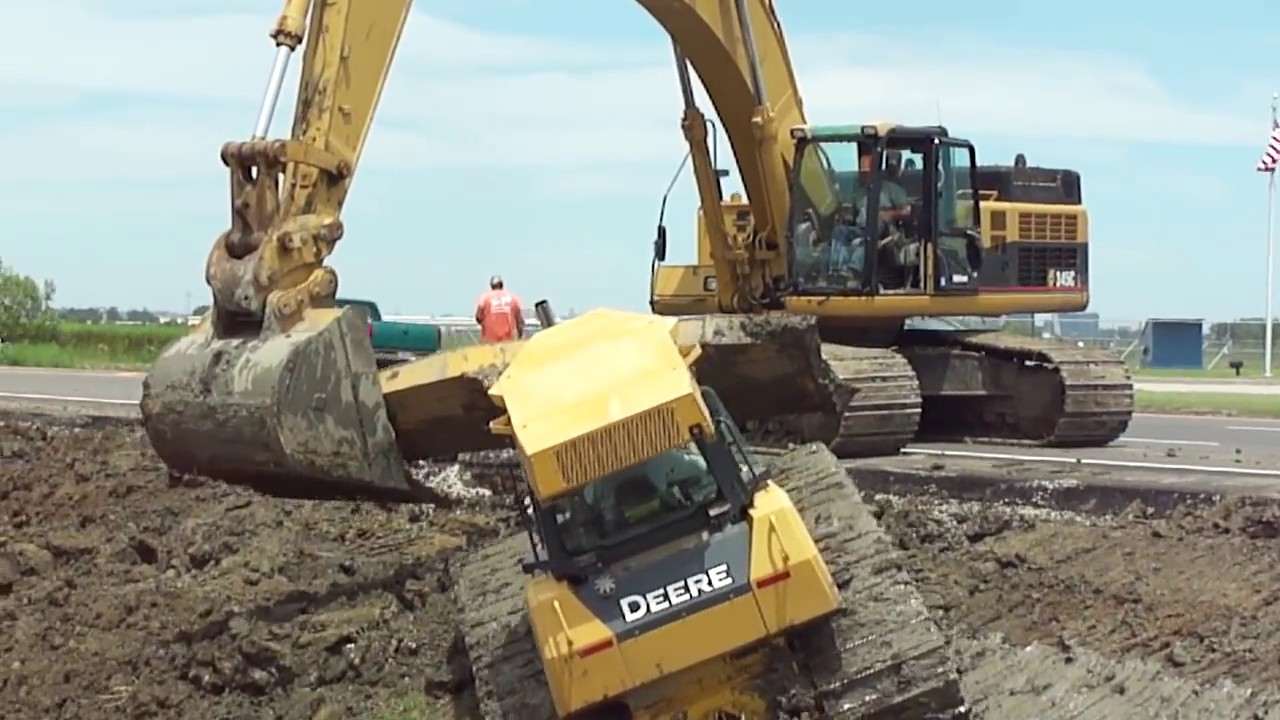 345CL Excavator Pulls Out 2 Deere Dozers From a Canal 