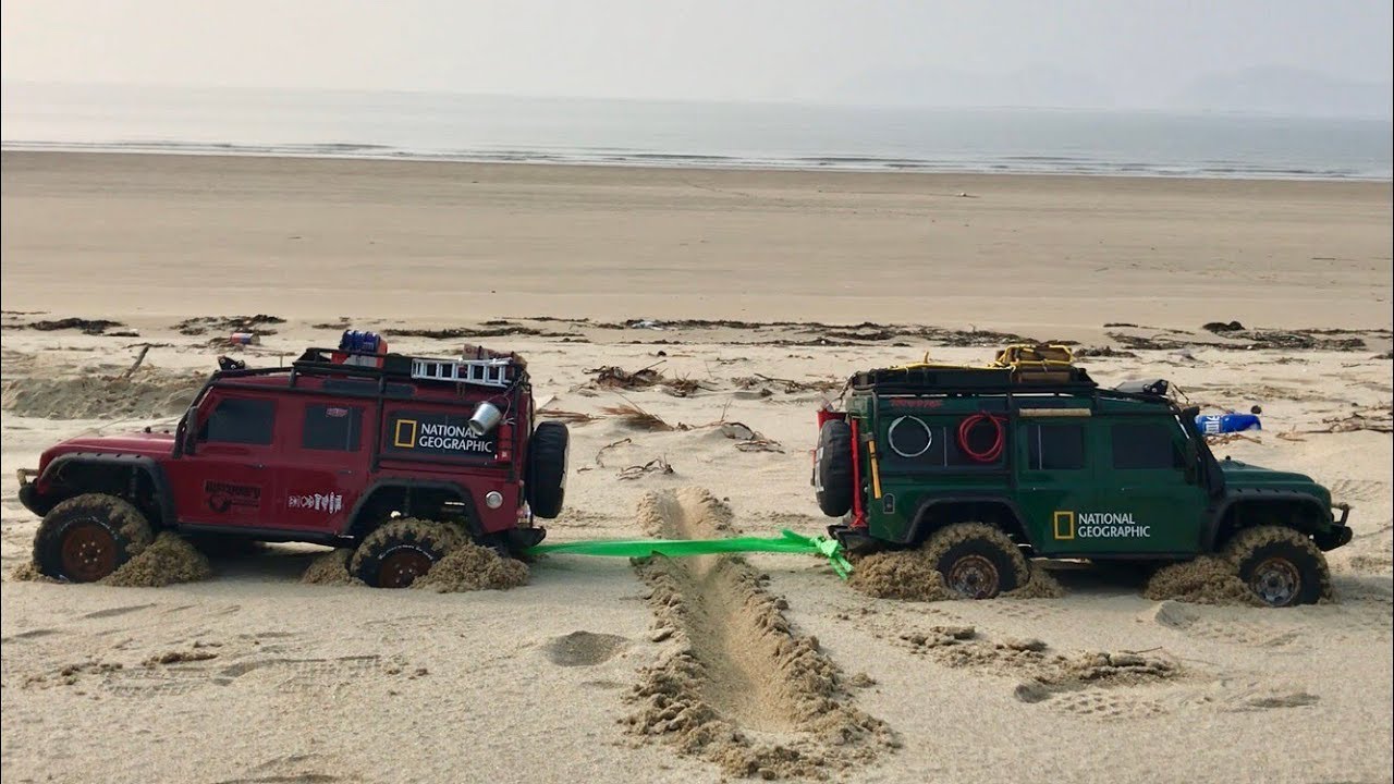 Traxxas TRX4 & SCX10 II Cherokee Beach bashing #