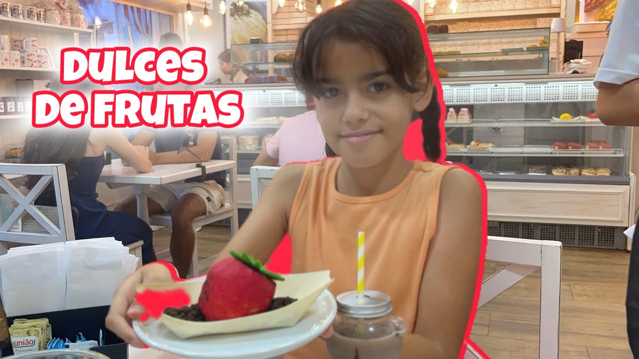 Probando Dulces Populares en Forma de Frutas 