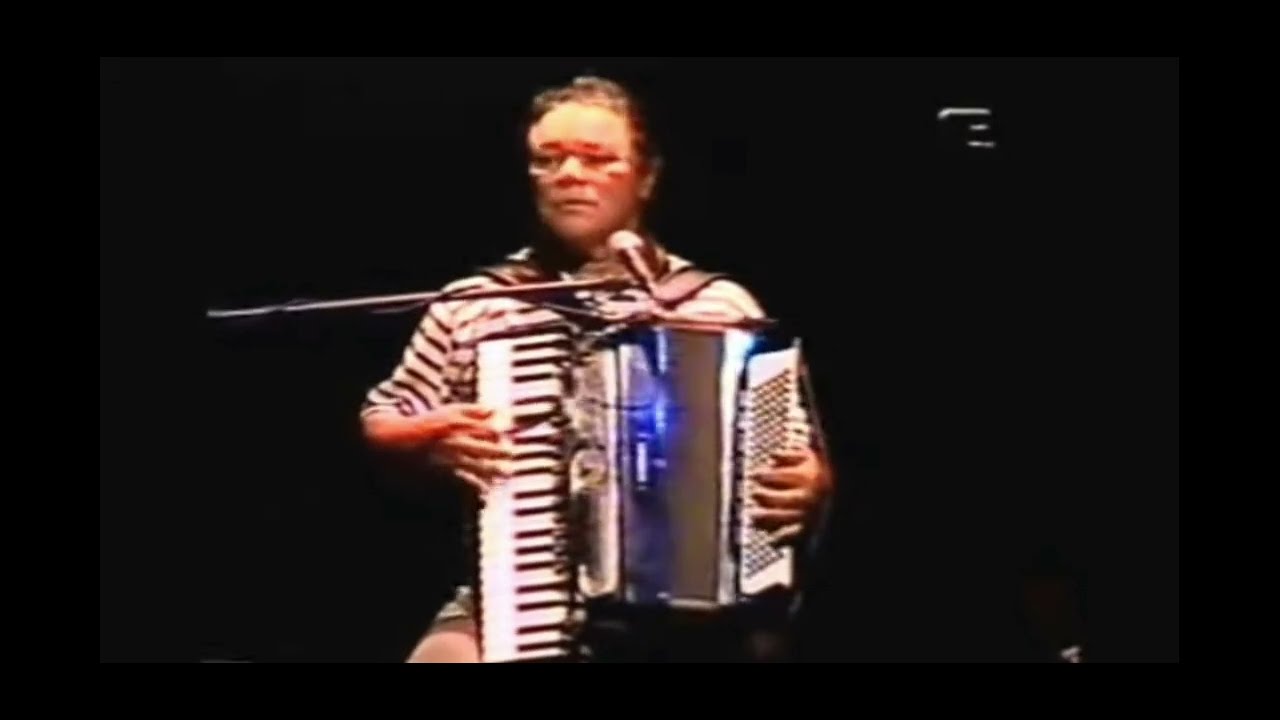 Dominguinhos improvisando no forró pé de serra.