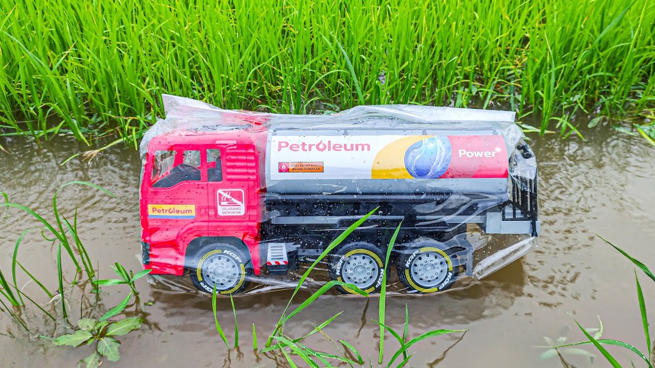 Mencari Mainan Mobil Truk Tangki Besar Di Aliran Sungai, Excavator Beko, Crane, Bus Sekolah, Offroad