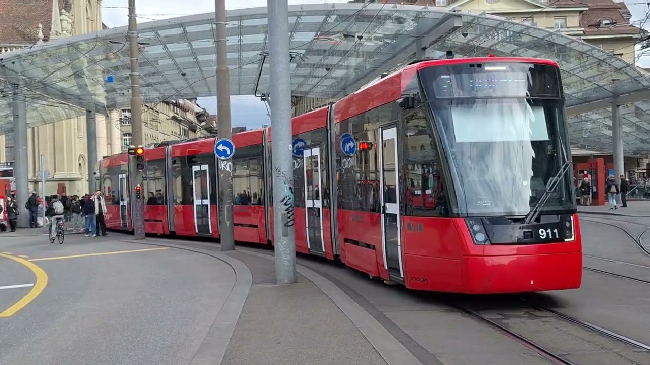 Tramverker beim Bahnhof Bern BE/1:1 Echtzeit/Ein und Ausfahrten von Tram und Bus der Bernmobil