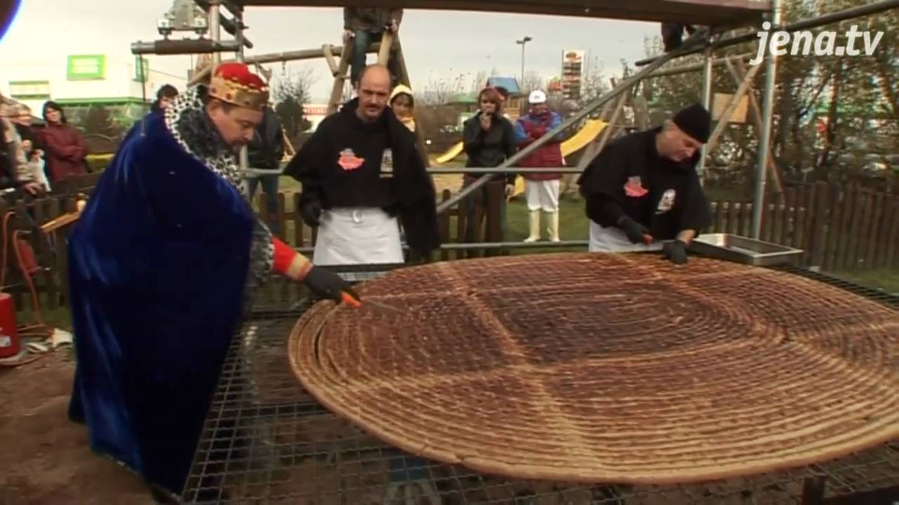 Die riesige Bratwurst: Bei Globus in Isserstedt wurde f&uuml;r einen karitativen Zweck gegrillt
