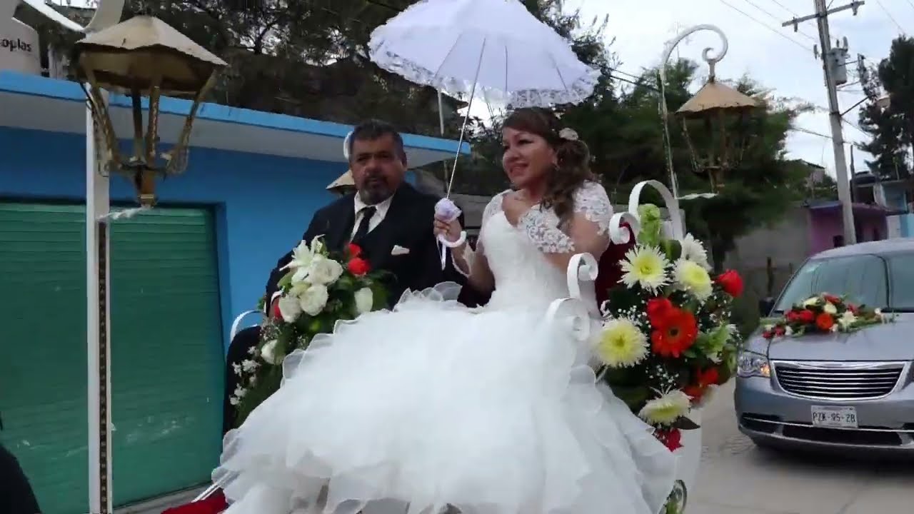 NOVIOS RECORRIENDO LAS CALLES DE MIAHUATLAN  OAXACA EN EL DIA DE SU BODA