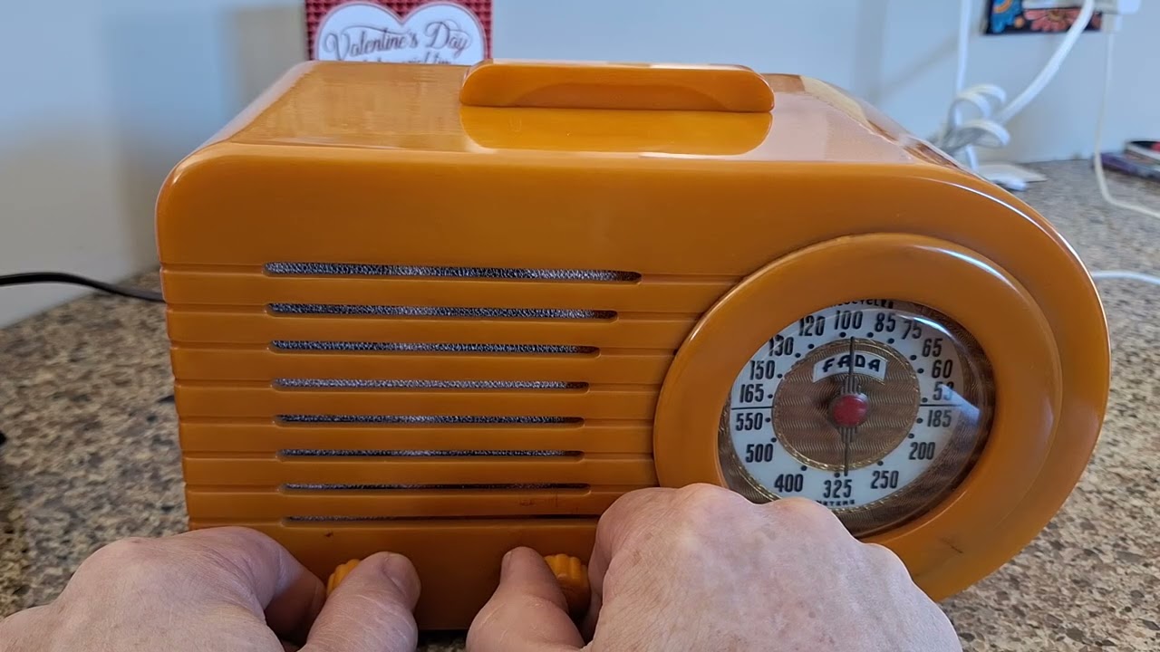 FADA catalin radio tuning demo 