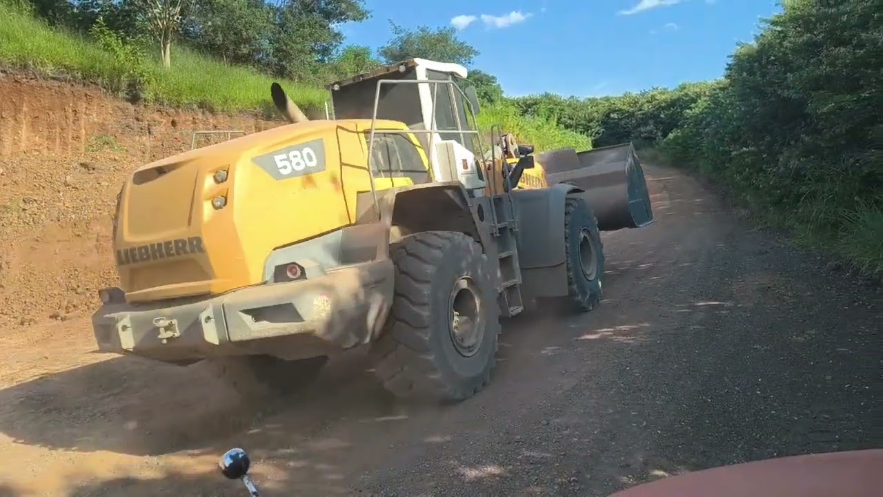 Carregamento de terra para jogar no aterro de casa na cidade serrana São Paulo