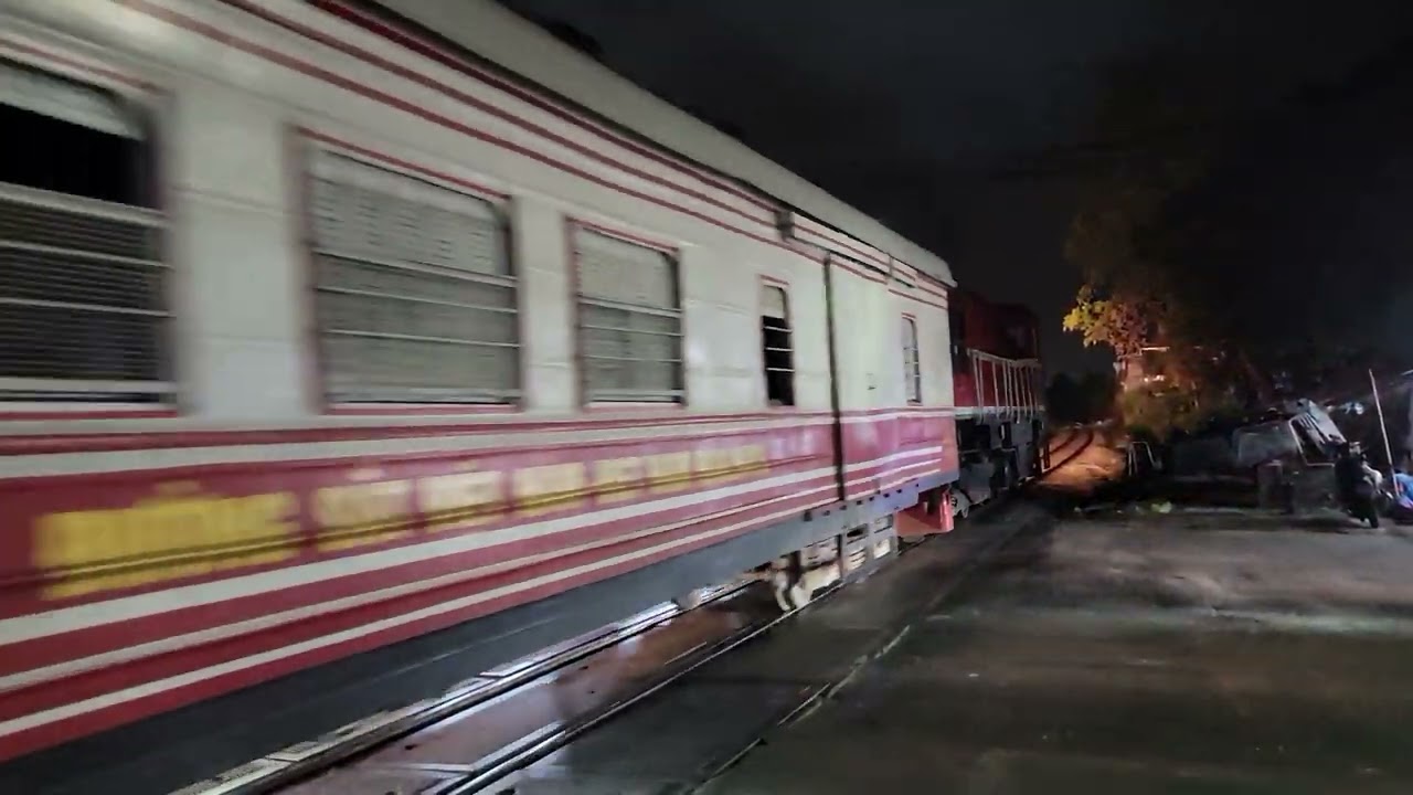 D12E 636 (DEV 736 - Alibaba) kéo tàu HP2 rời ga Thượng Lý qua chắn An Lạc (6/2/2026)