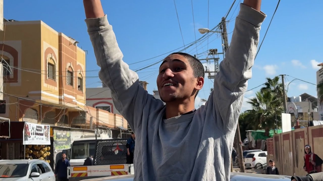 وصول تسعة معتقلين من قطاع غزة إلى مستشفى الأقصى في دير البلح بعد الإفراج عنهم من سجون الاحتلال