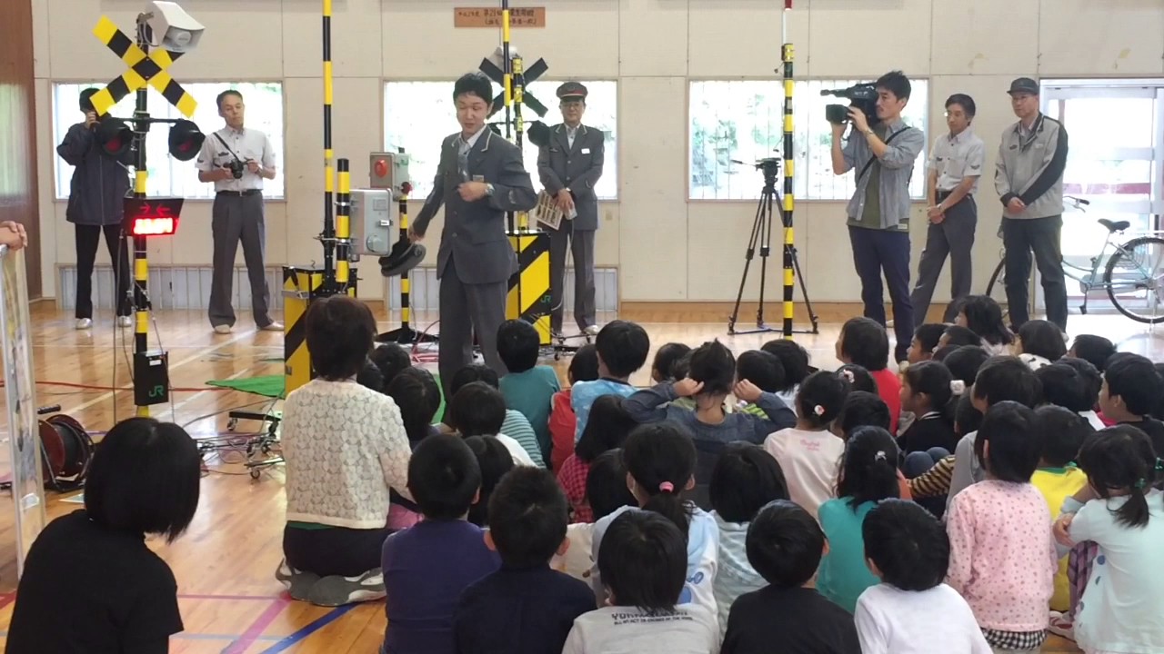 弥彦小学校で踏切安全教　Railroad crossing safety class held at an elementary school