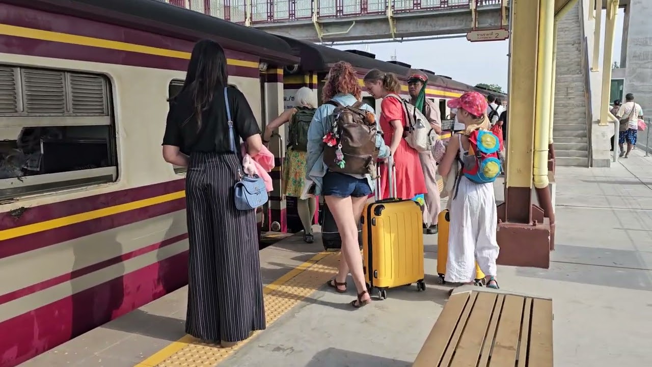ฝรั่งขึ้นหลายคน รถธรรมดา 255 จอดบ้านโป่ง ordinary train 255