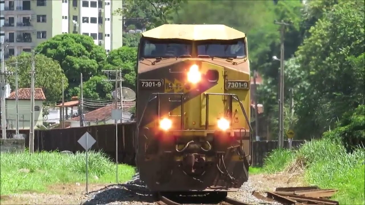GE AC44i #7301-9 e #7317-5 tracionando 136 vagões modelo GDT