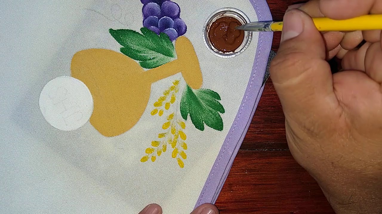 pintando servilleta primera comunión.