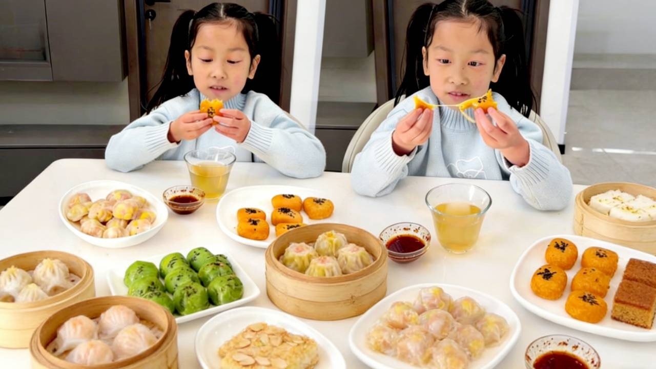 二胎妈妈早上6  00起床做早饭 今天早上吃#虾滑玉米蒸饺#菠菜肉松卷#甘蔗雪梨汤 #孩子早餐