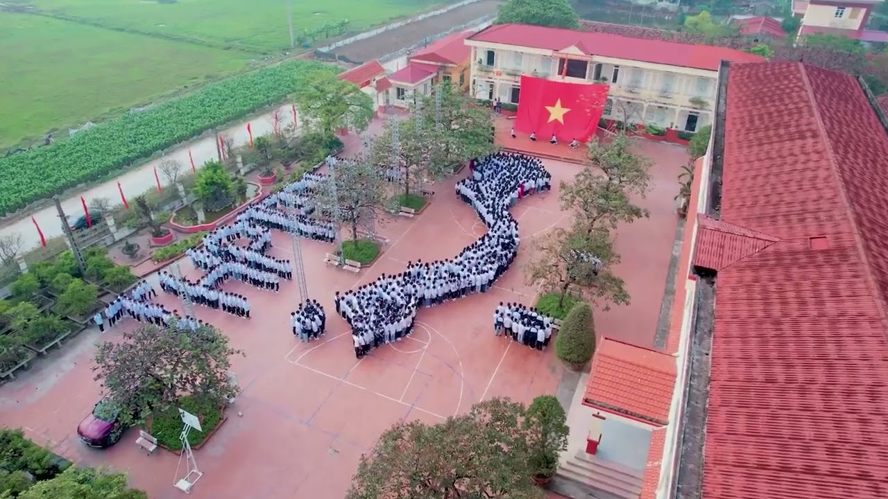 Chào cờ đầu tuần ( lá cờ 54m2Trường THPT Đức Hợp gửi tặng đội biên phòng Lũng Cú Hà Giang)