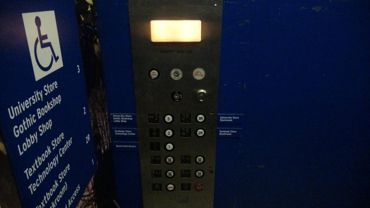 Гидравлический лифт ESCO в книжном магазине Университета Дьюка в Дареме, Северная Каролина.