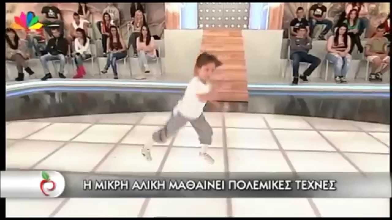 Ο Σι Μiάο Τζιέ παρουσίαζει ενα μικρό ταλέντο στο Σαολίν Κουνγκ Φου στην τηλεόραση