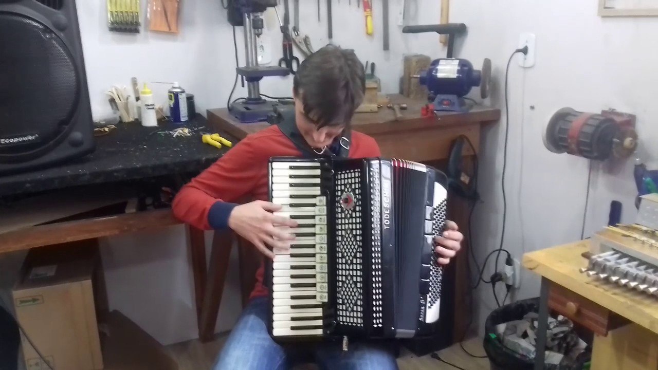 Eletrificação Harmonik 5001 hq em um acordeon Todeschini Super 8.