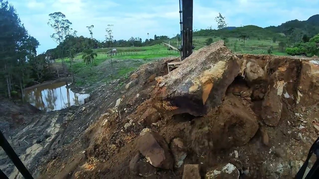 escavadeira começando lote p1 Estourou mangueira do trator