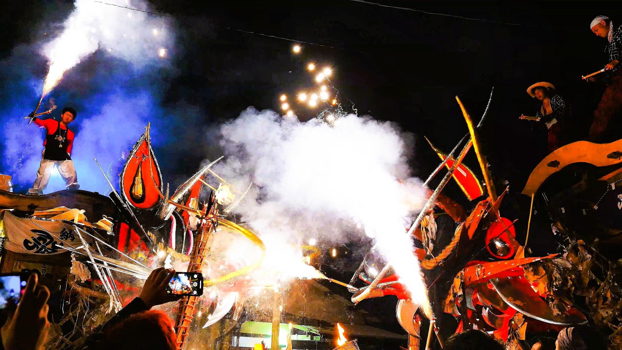大蛇山と踊り山の競演「江浦町祇園祭」。Three giant snake floats and a dancing float will perform together.