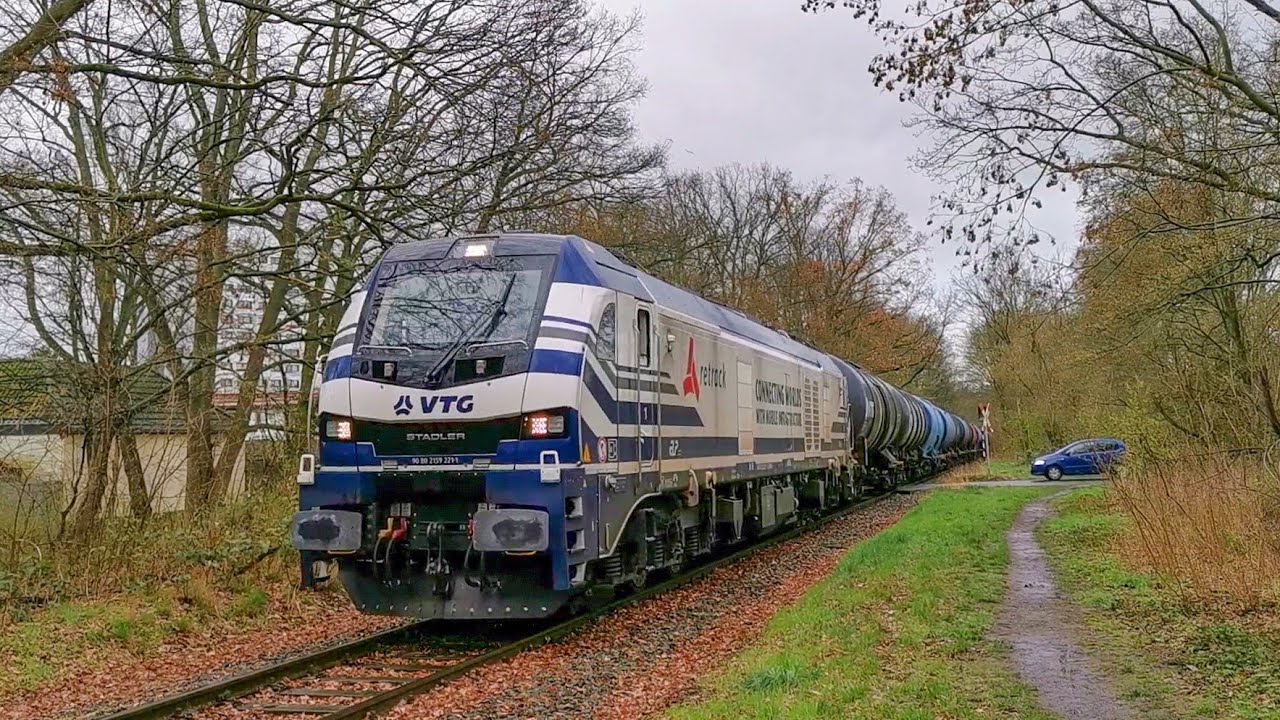 VTG X Retrack 159 221-1 fährt mit Kesselwagen über die Neukölln Mittenwalder Eisenbahn.