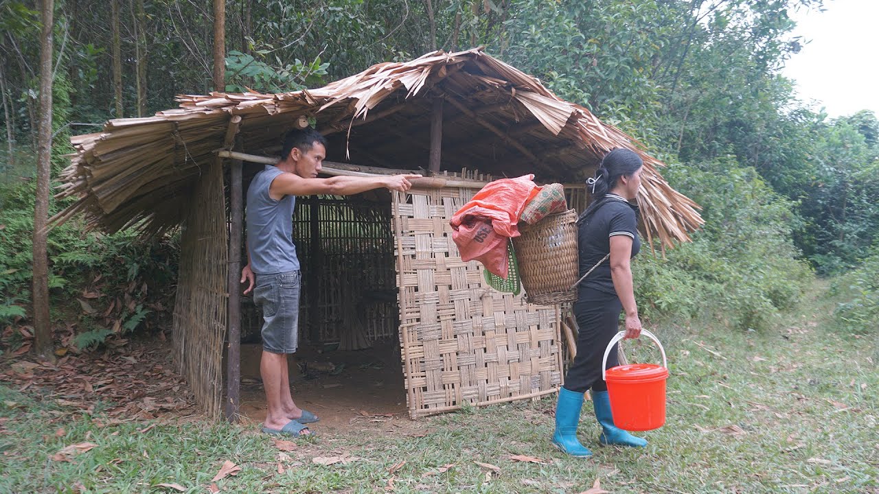 Girl was evicted from the abandoned house she had cleaned, harvest dry wood sell for food