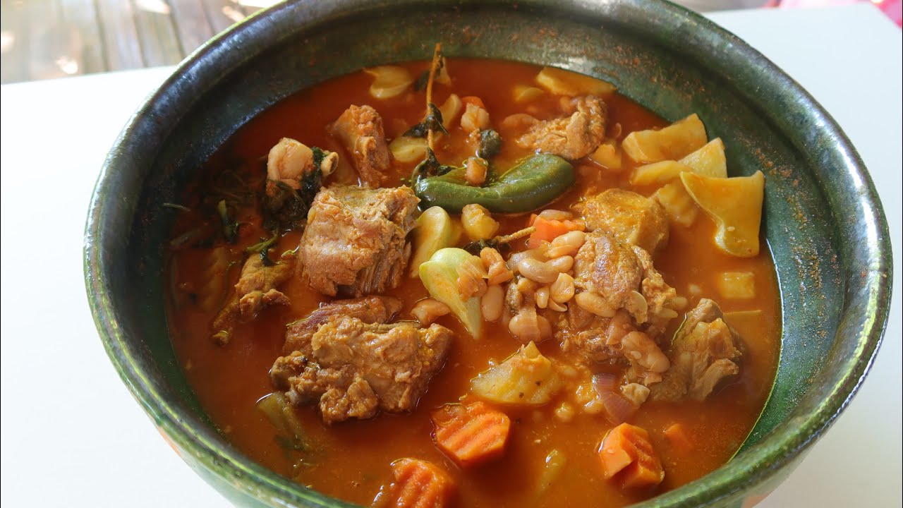 COSTILLAS DE PUERCO EN SALSA ROJA CON FRIJOLES
