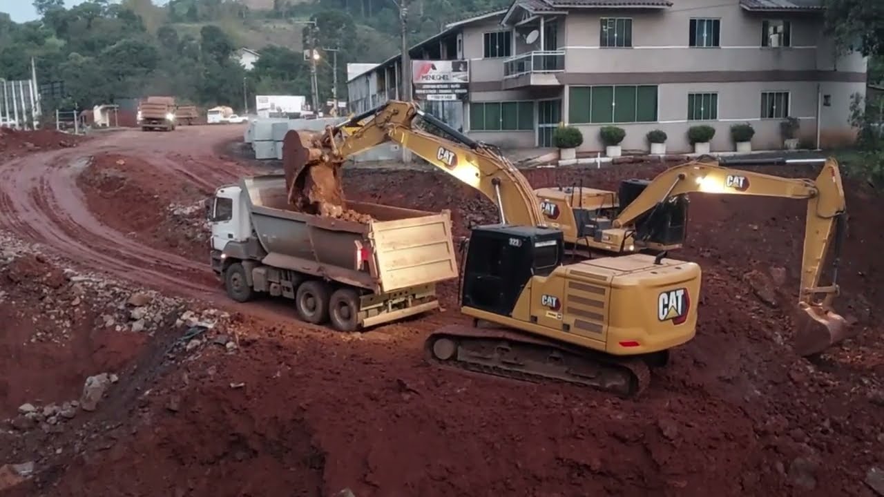 ESCAVADEIRA CAT 323 E 320 LADO A LADO #CAT323 #320 #NEXTGEN #BRUTAS