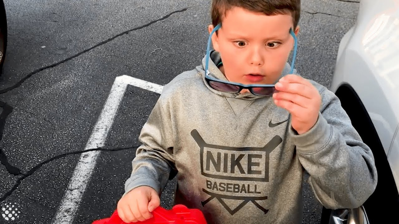 6-year-old boy sees colour for the first time and has the best reaction.